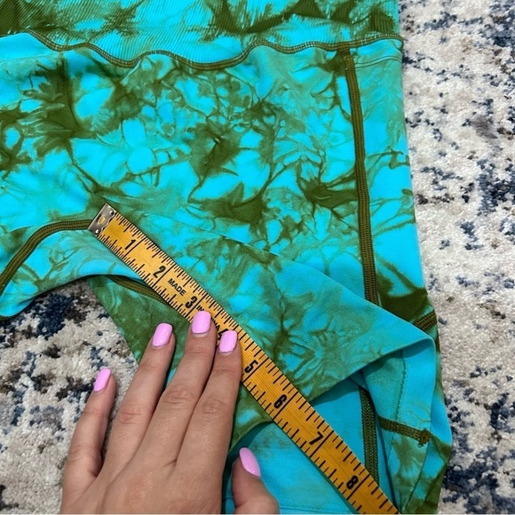 PINK Active Blue & Green Tie-Dye Biker Shorts with Side Pockets Size Large - Picture 6 of 7